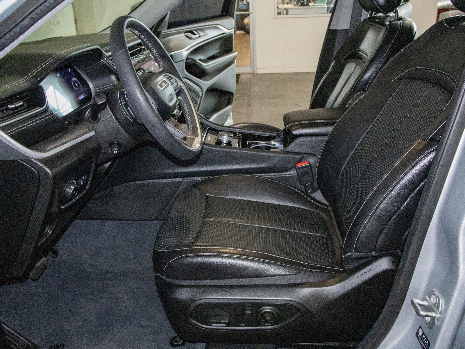 Used 2023 Jeep Grand Cherokee L Limited w/ Luxury Tech Group II AWD/4WD image 8
