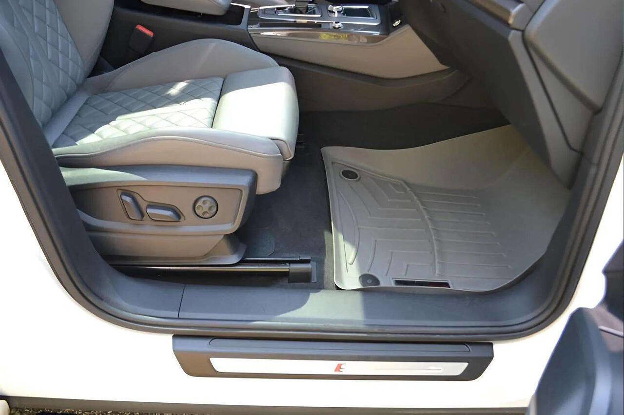 Used 2018 Audi SQ5 Premium Plus w/ Navigation Package image 28