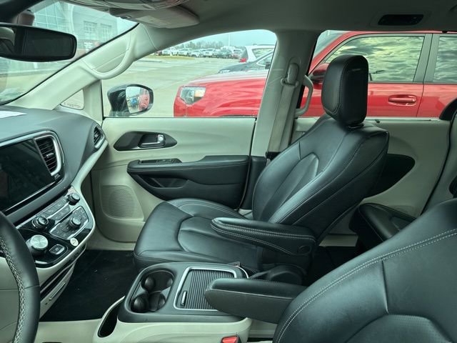 Used 2024 Chrysler Pacifica Touring-L image 29
