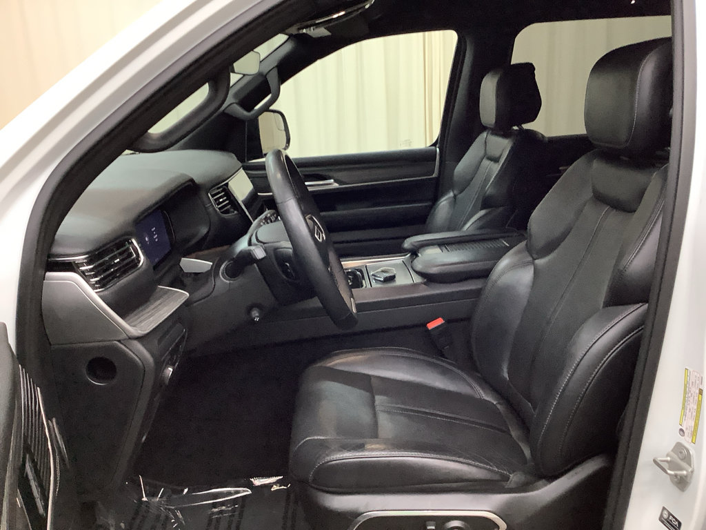 Used 2023 Jeep Wagoneer L Series II AWD/4WD image 14