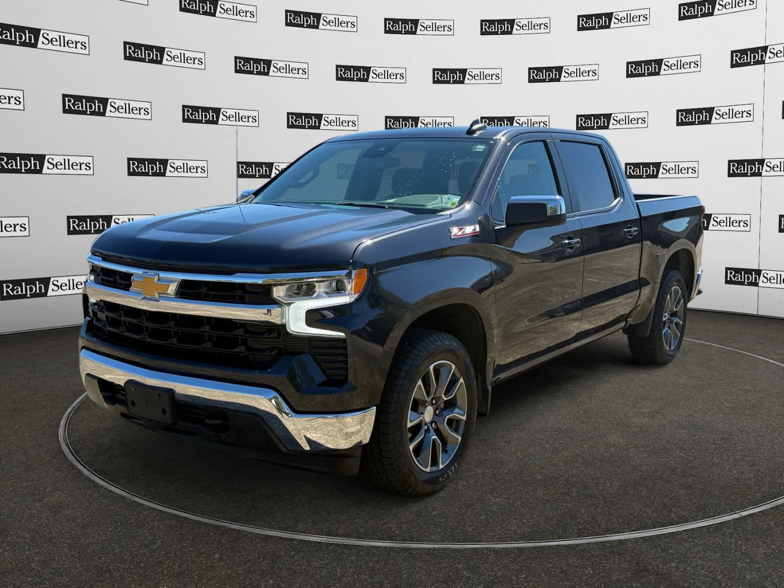 Used 2024 Chevrolet Silverado 1500 LT AWD/4WD image 2