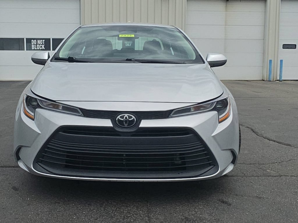 Used 2024 Toyota Corolla LE FWD image 2