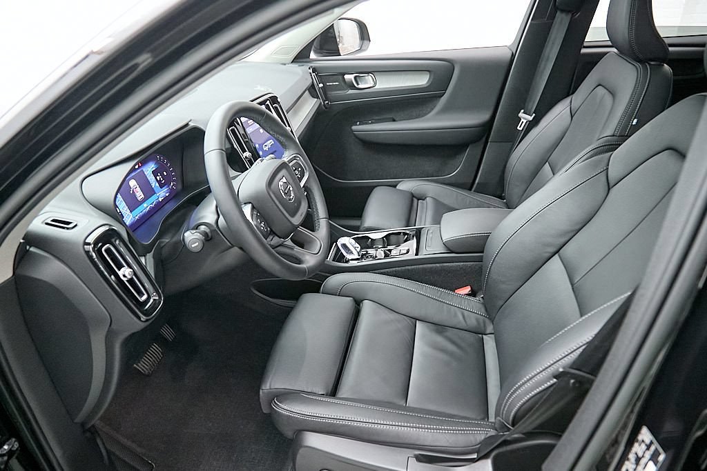 Certified 2023 Volvo XC40 B5 Ultimate w/ Climate Package AWD/4WD image 17