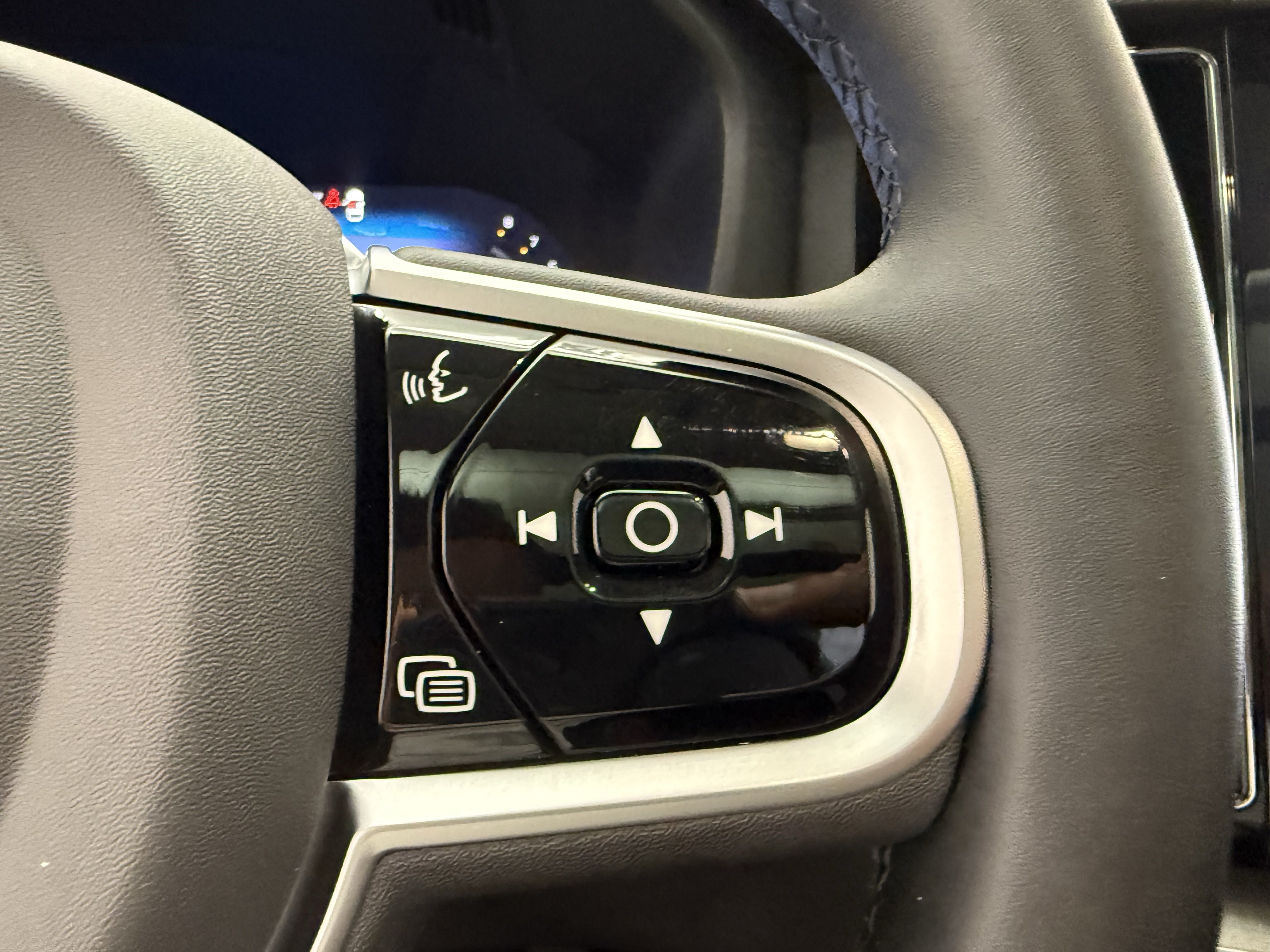 Certified 2025 Volvo XC60 B5 Plus AWD/4WD image 19