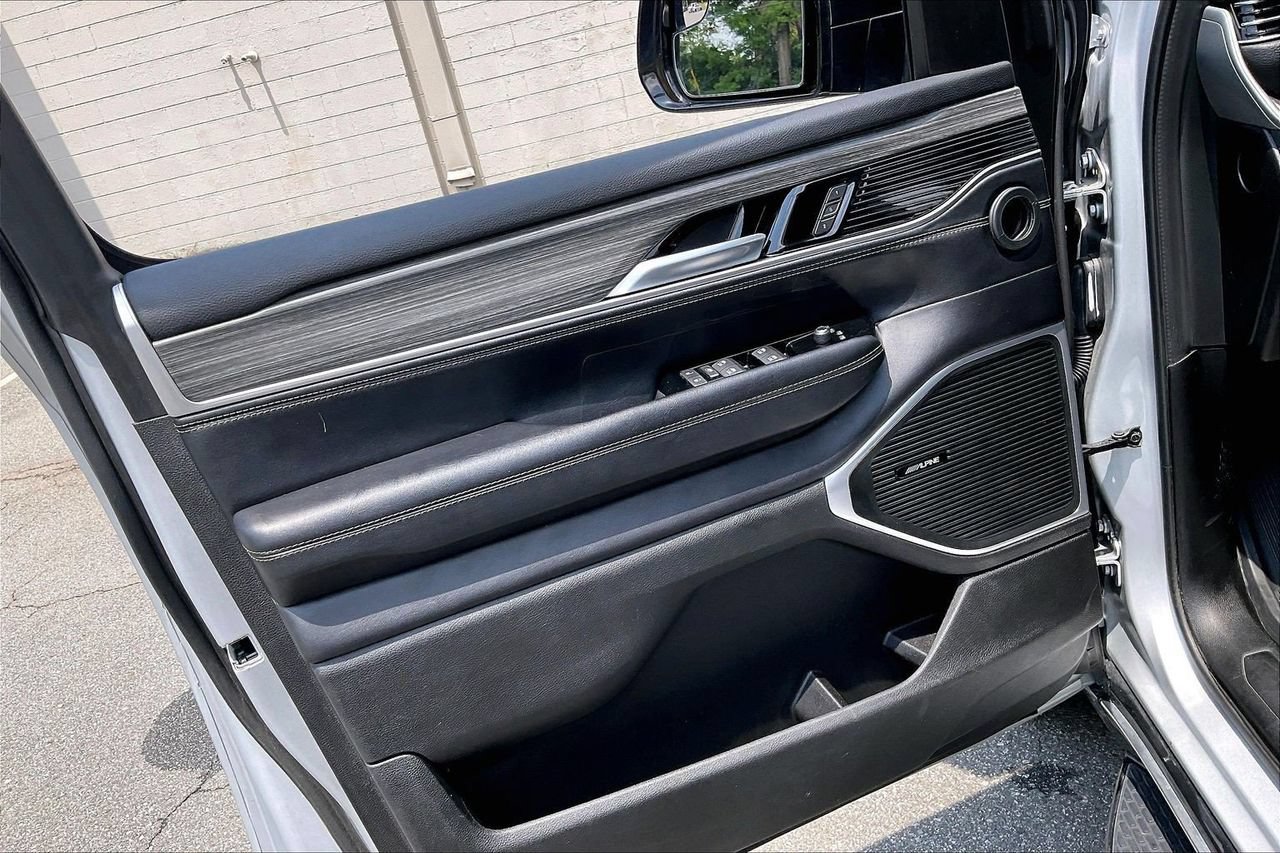 Certified 2024 Jeep Wagoneer L Series II w/ Flexible Seating Group AWD/4WD image 28