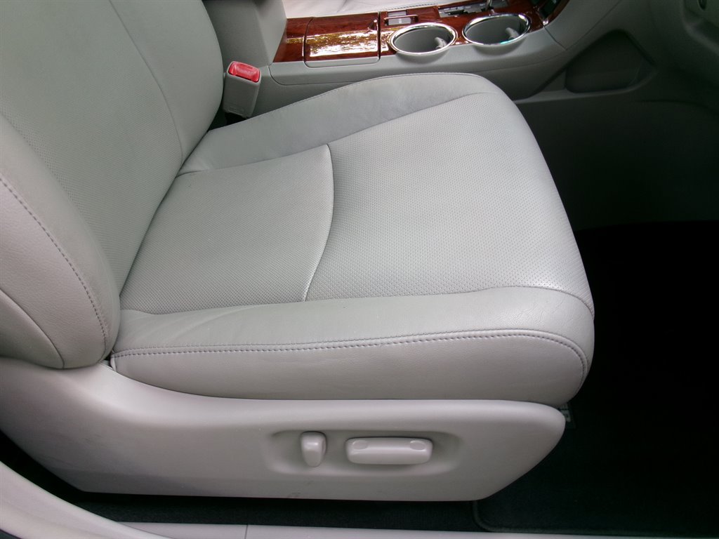 Used 2012 Toyota Highlander Limited w/ Tow Pkg FWD image 19