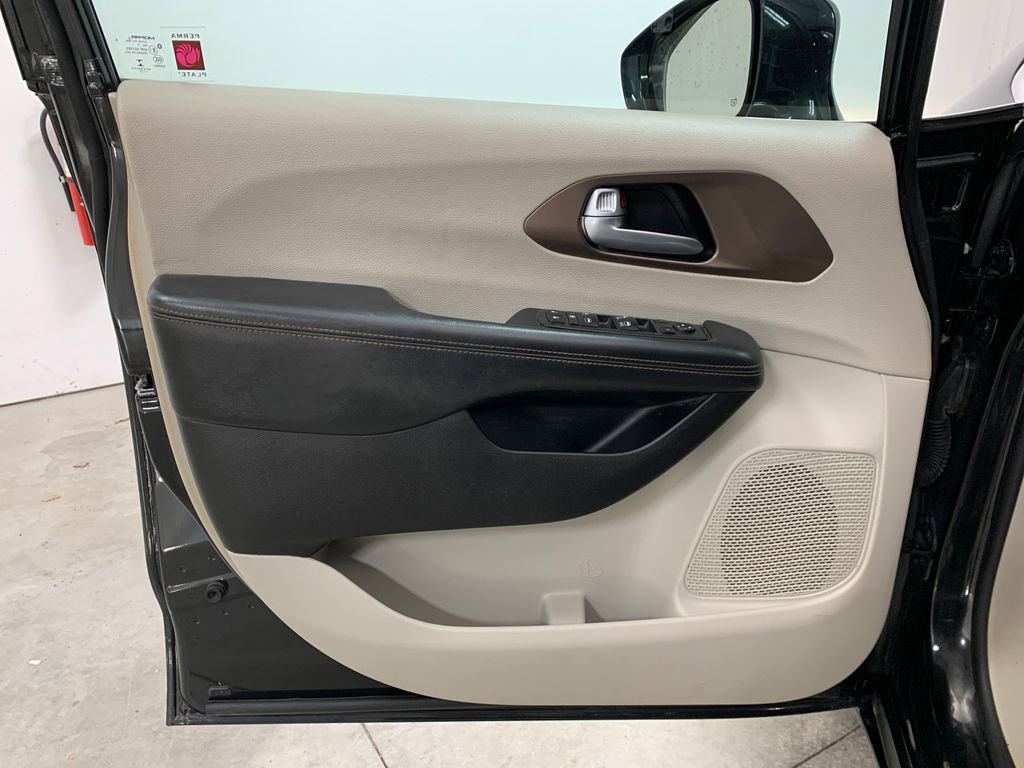 Used 2017 Chrysler Pacifica Touring-L w/ Tire & Wheel Group image 17