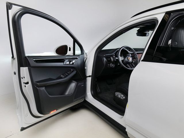 Certified 2026 Porsche Macan AWD/4WD image 27