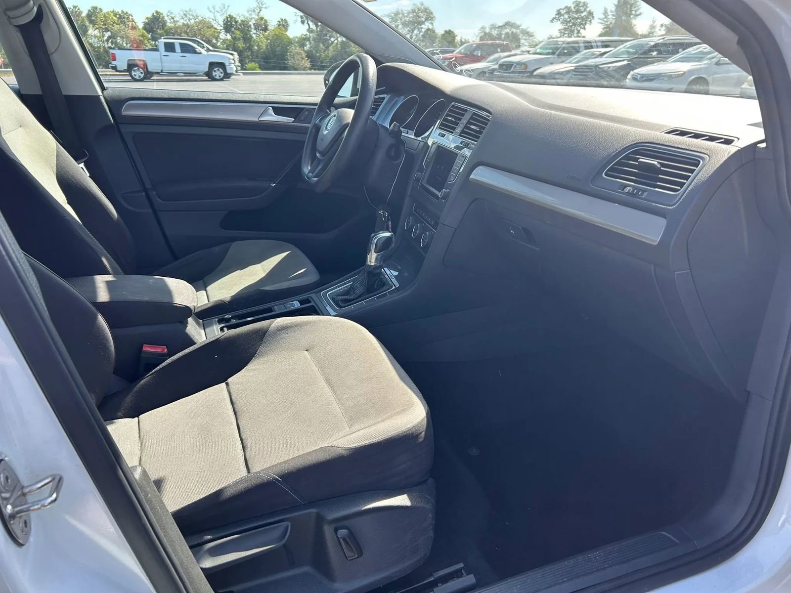 Used 2016 Volkswagen e-Golf SE FWD image 19