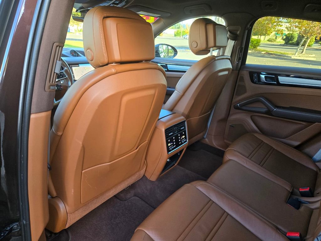 Used 2023 Porsche Cayenne Platinum Edition w/ Premium Package Plus (PIA) image 19
