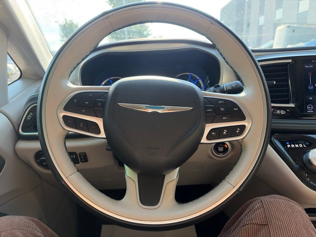 Used 2018 Chrysler Pacifica Limited w/ Advanced Safetytec Group FWD image 7