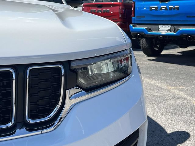 Used 2025 Jeep Grand Cherokee Laredo X w/ Luxury Tech Group I RWD image 9