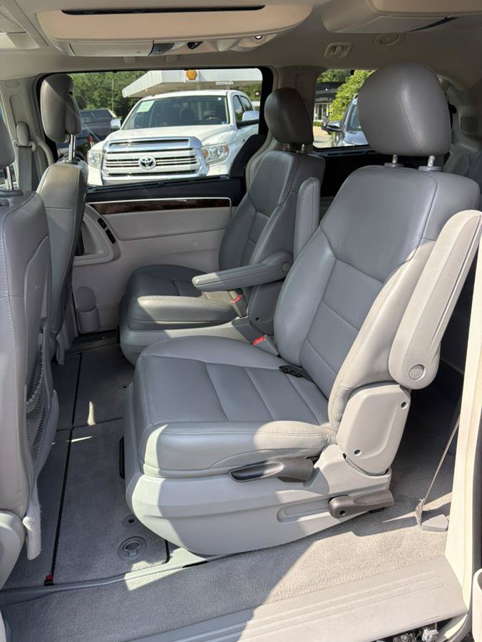 Used 2013 Volkswagen Routan SEL Premium FWD image 12