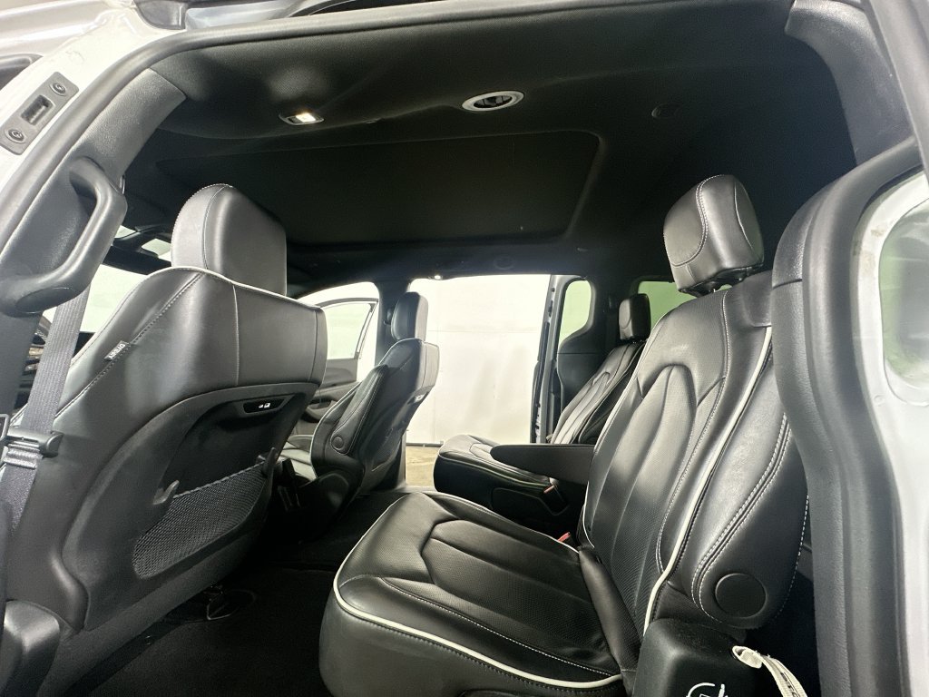 Used 2025 Chrysler Pacifica Limited FWD image 14