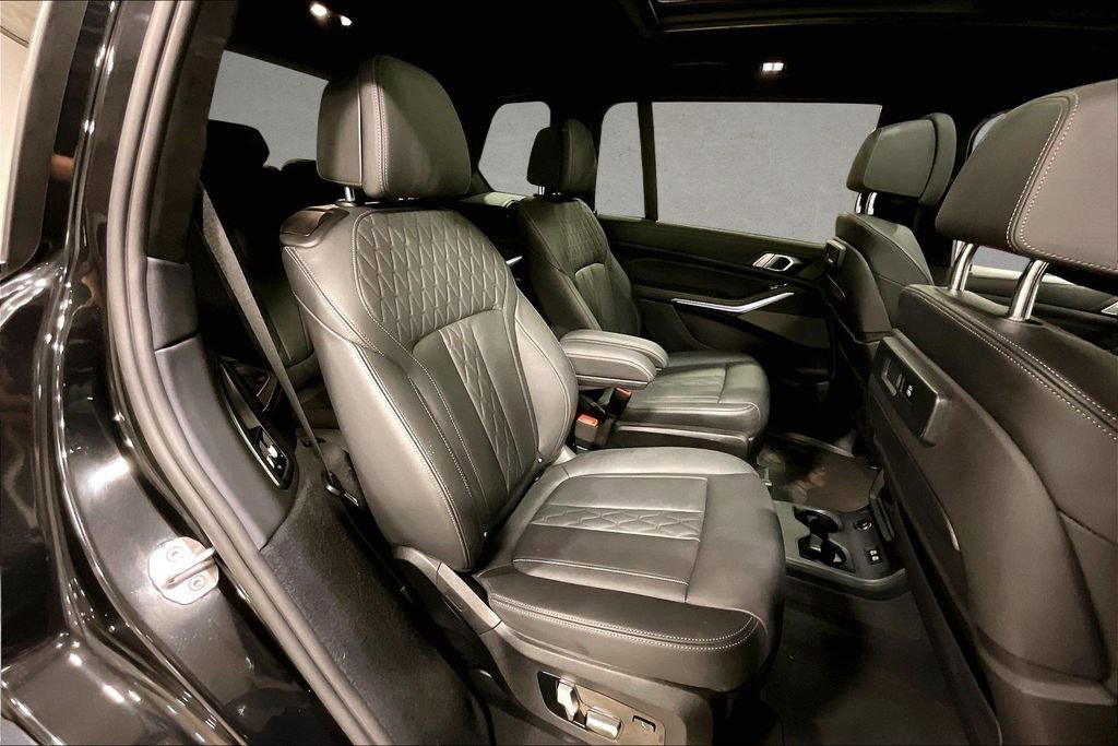 Used 2022 BMW X7 M50i w/ Dynamic Handling Package AWD/4WD image 25