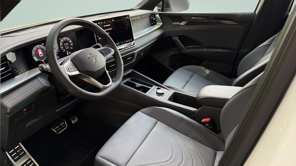 New 2026 Volkswagen Tiguan SE R-Line FWD image 28