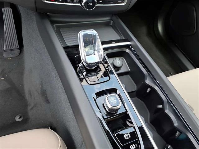 New 2026 Volvo XC60 B5 Plus w/ Protection Package Premier image 17