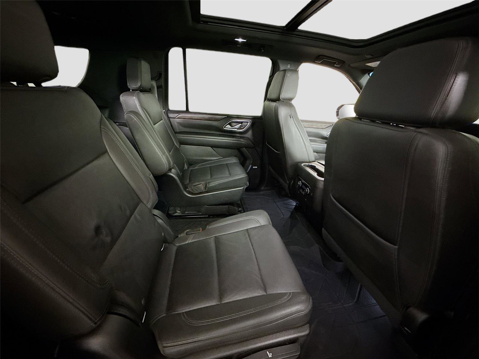 Used 2022 Chevrolet Suburban Z71 w/ Luxury Package image 22