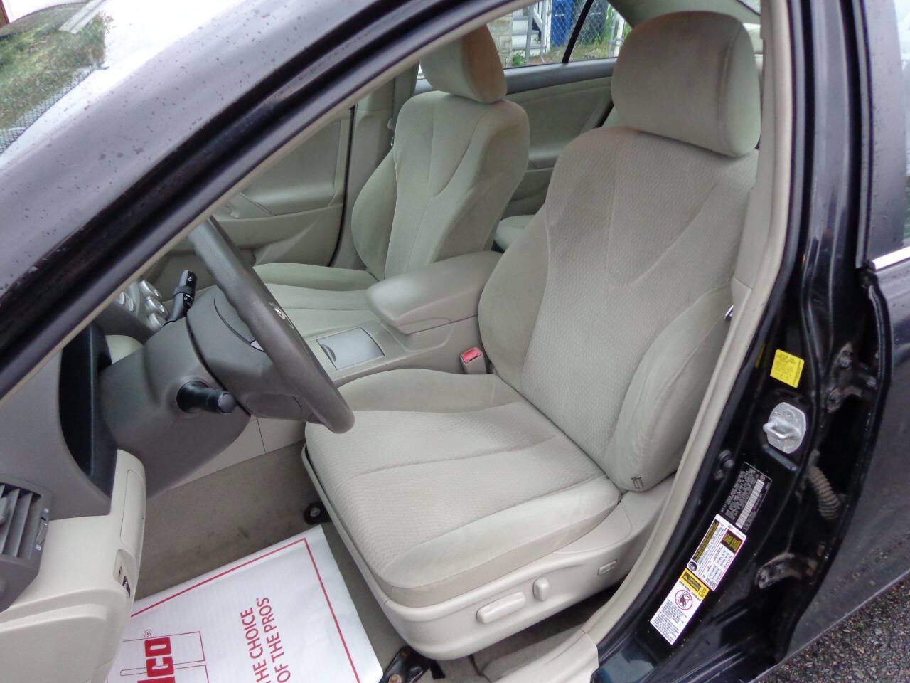 Used 2011 Toyota Camry LE image 9