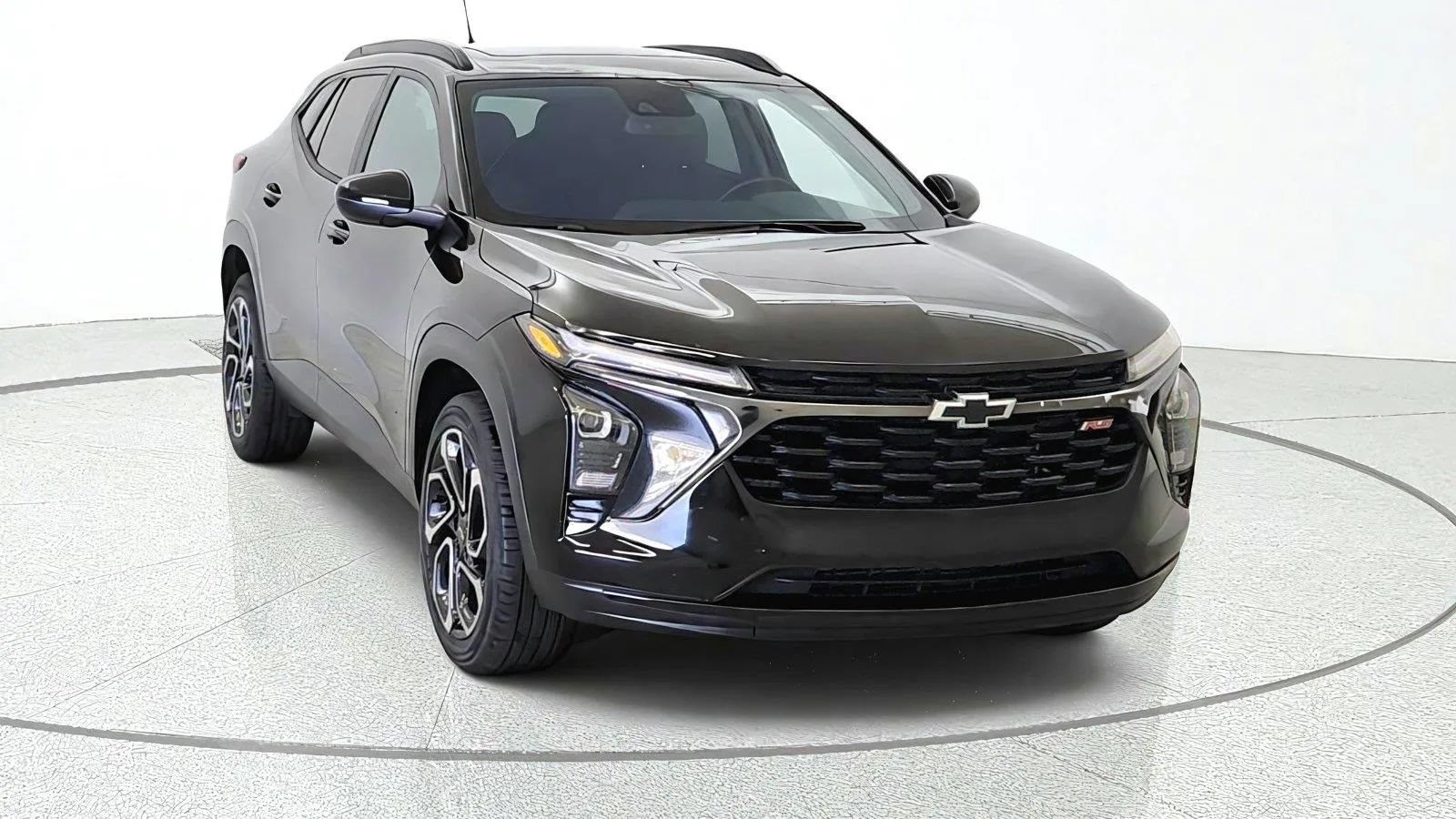Used 2024 Chevrolet Trax RS w/ Sunroof Package FWD image 2