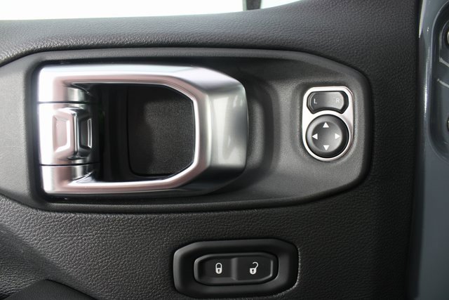 Used 2025 Jeep Wrangler Unlimited Sahara image 14