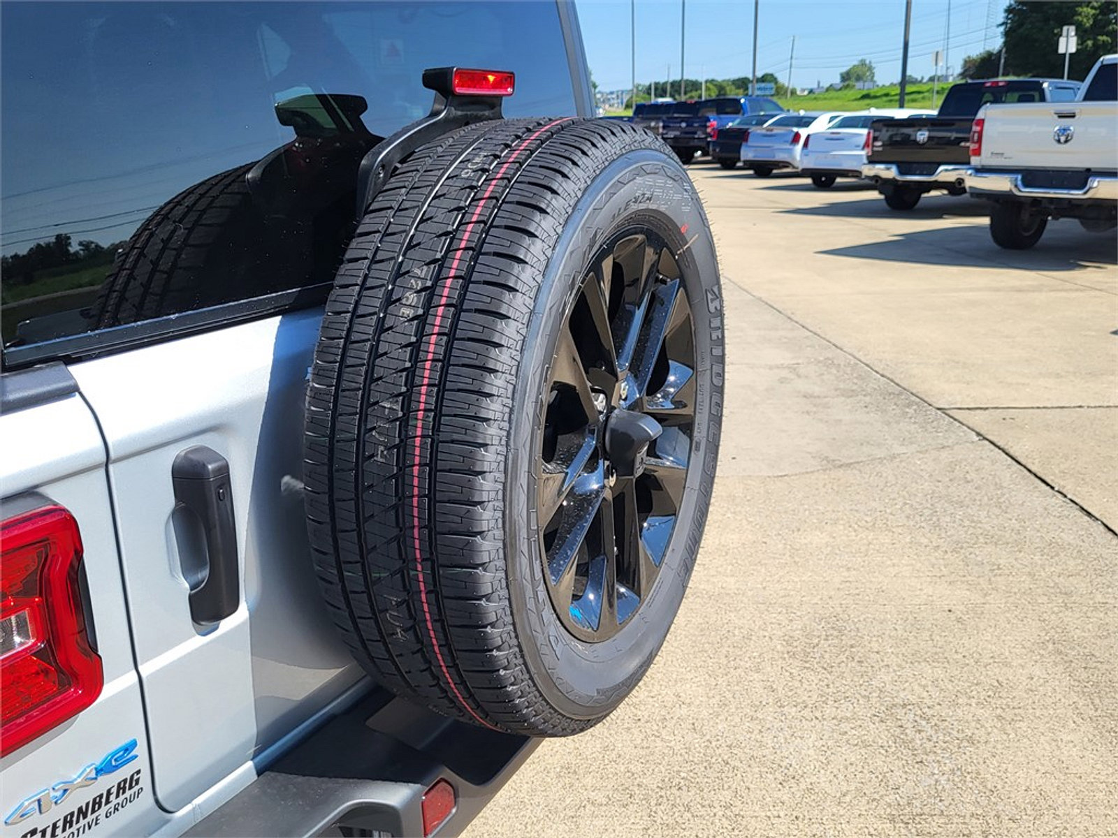 Used 2022 Jeep Wrangler Unlimited Sahara w/ Cold Weather Group image 4