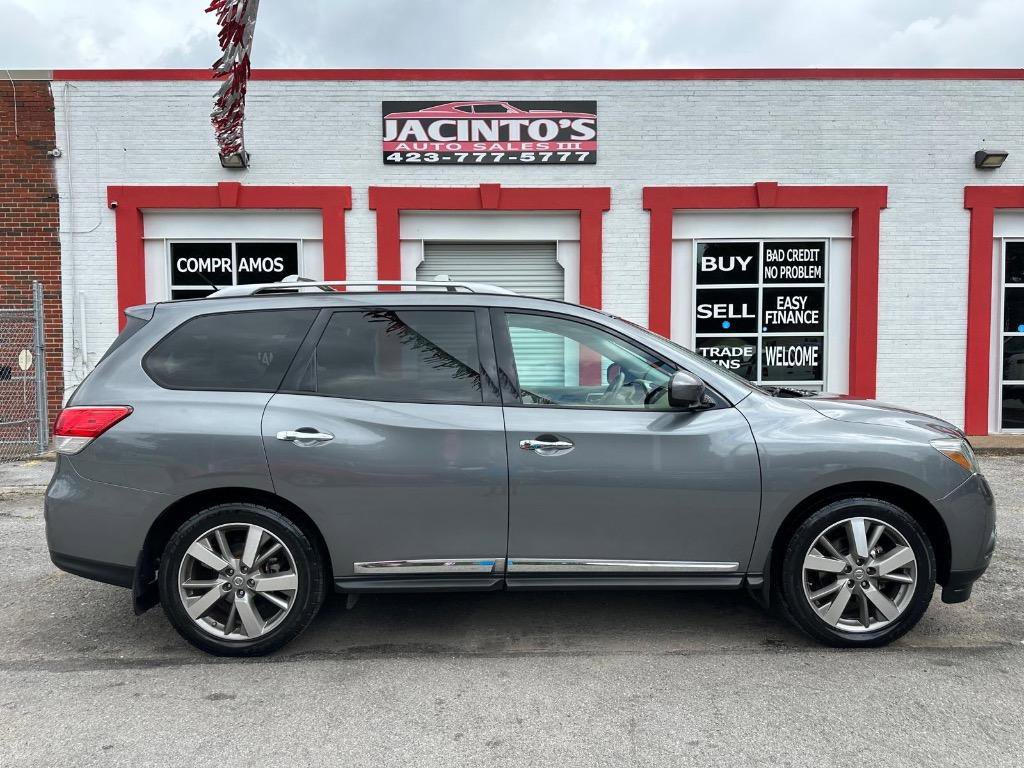 Used 2015 Nissan Pathfinder Platinum w/ Family Entertainment Package FWD image 1