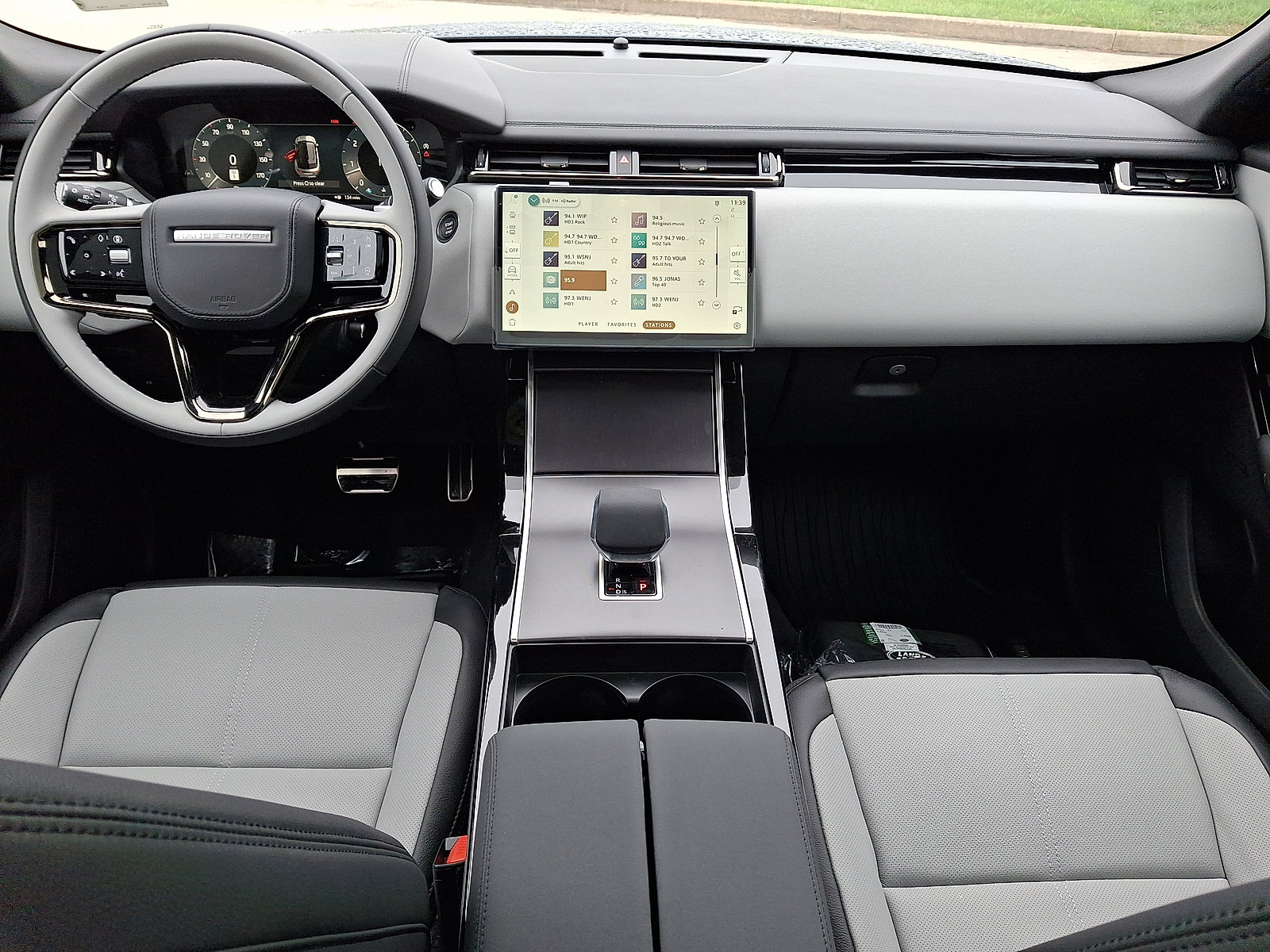 New 2026 Land Rover Range Rover Velar Dynamic SE AWD/4WD image 13