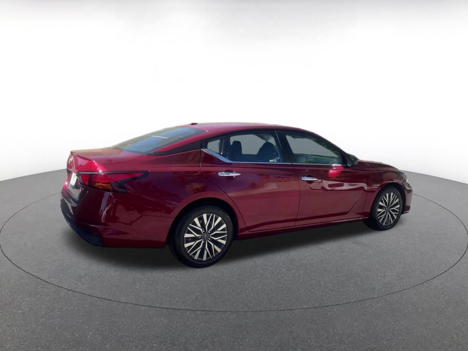 Used 2025 Nissan Altima 2.5 SV FWD image 14