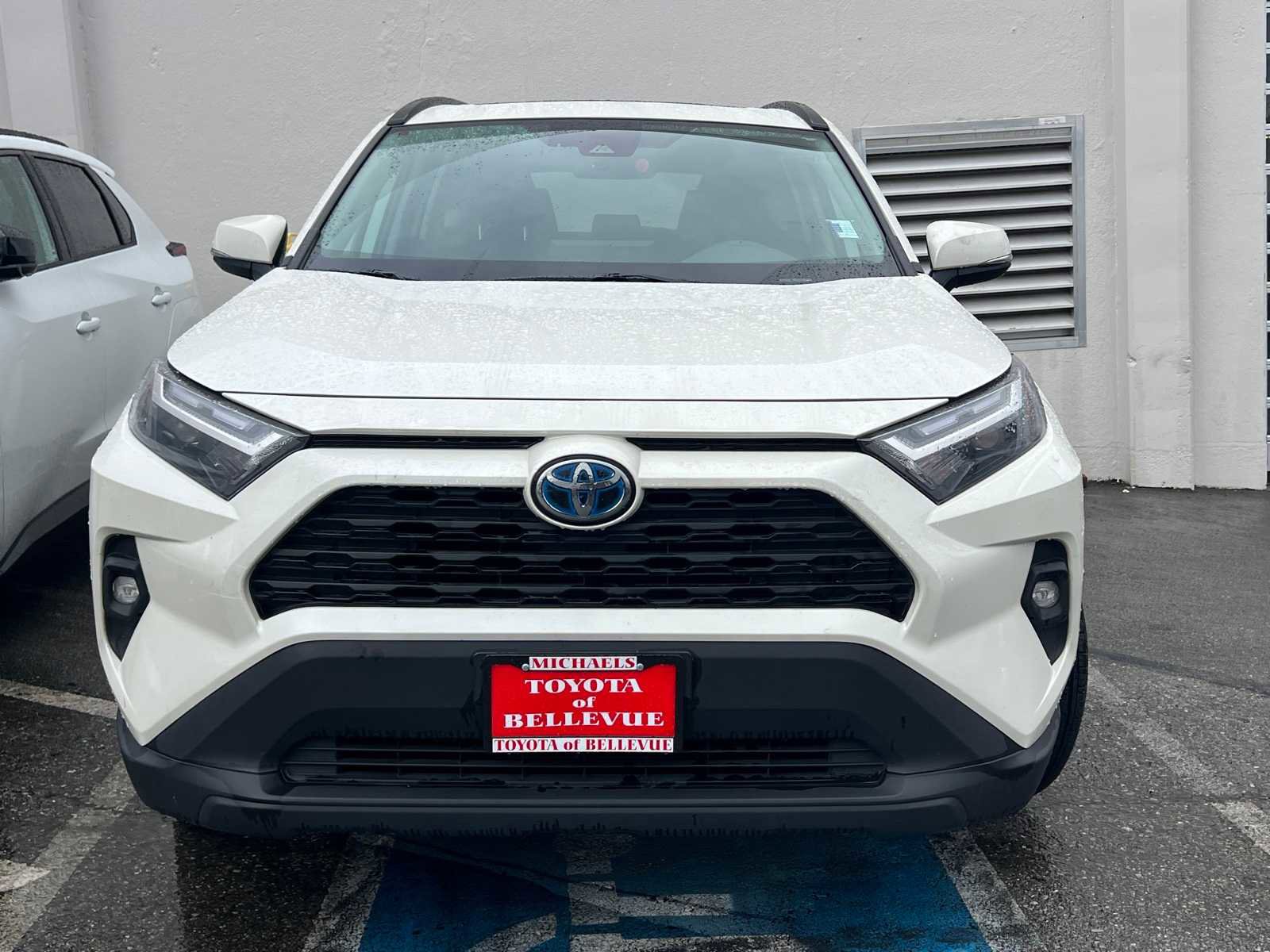 Used 2022 Toyota RAV4 XLE Premium image 3