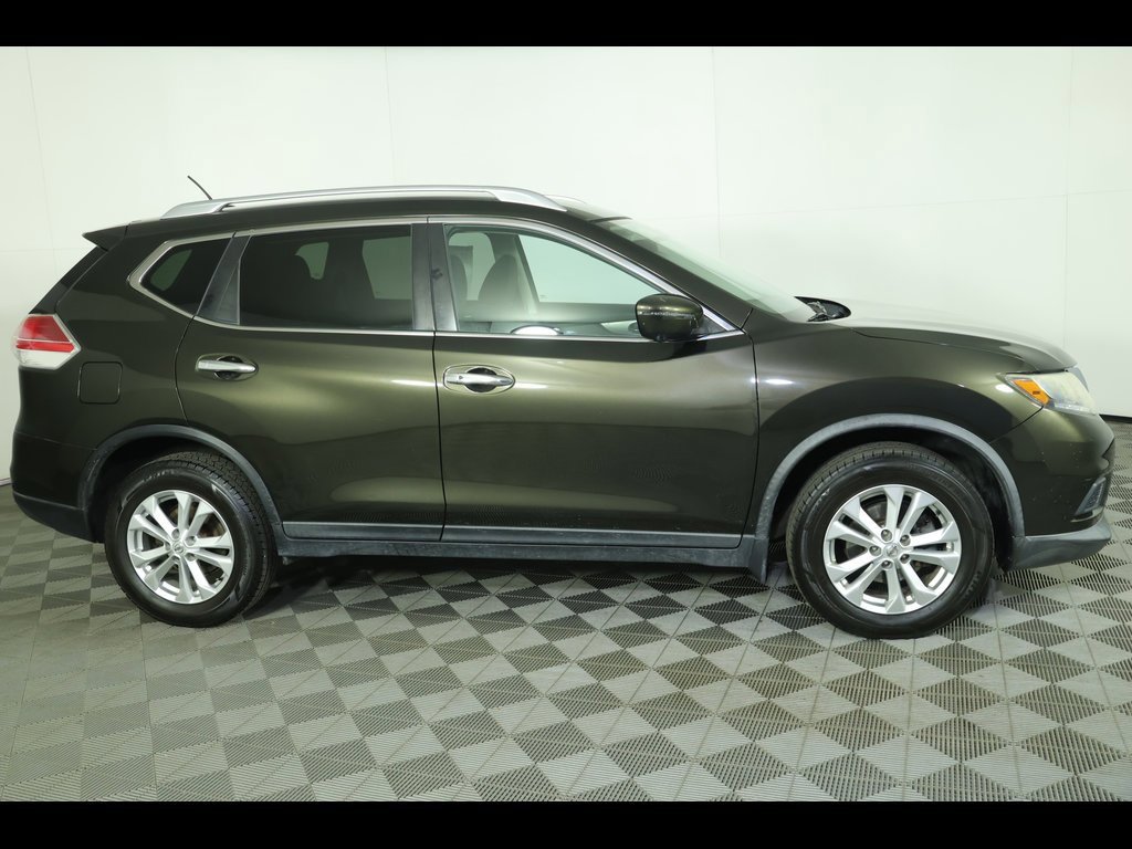 Used 2016 Nissan Rogue SV w/ SV Premium Package image 2
