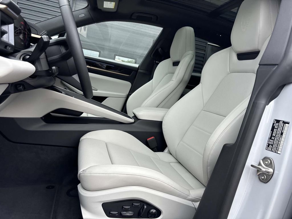 Used 2025 Porsche Macan 4 Electric image 16