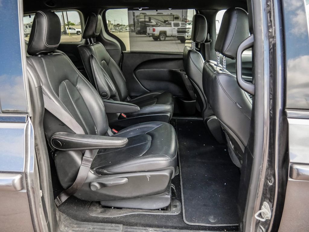 Used 2021 Chrysler Pacifica Touring-L w/ S Appearance Package image 16