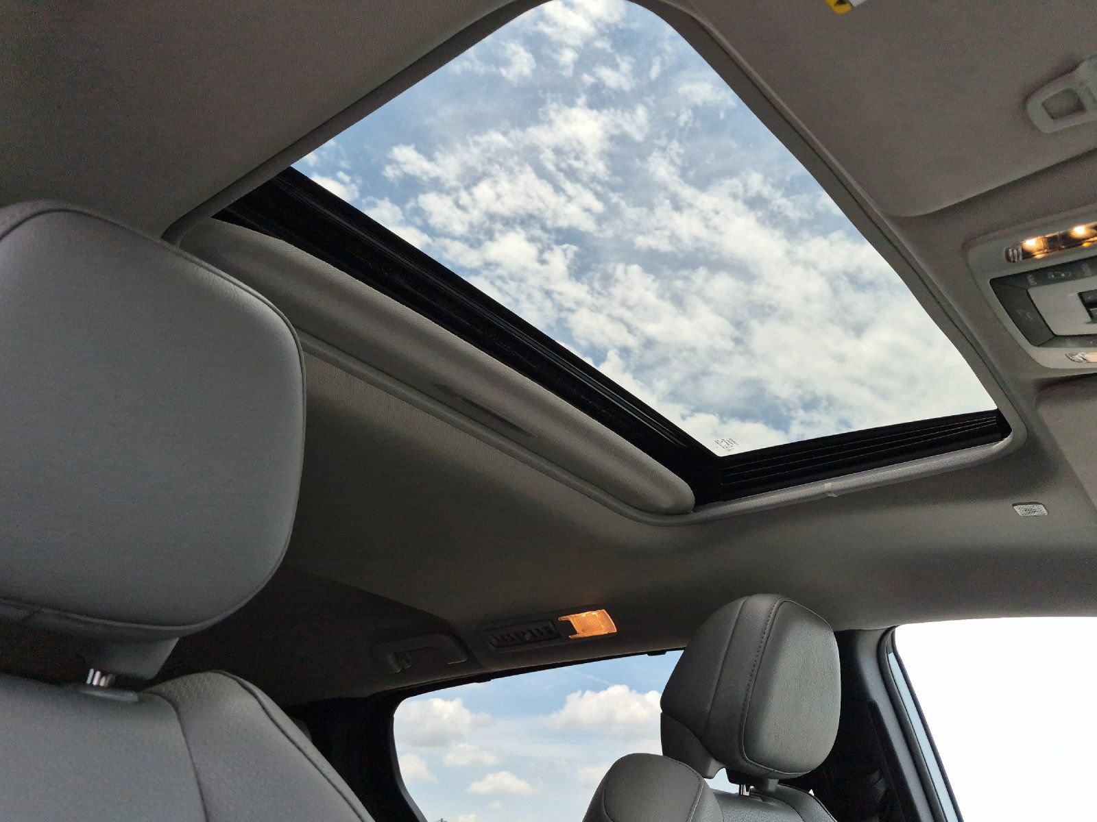 Used 2025 Toyota Sienna XLE FWD image 17
