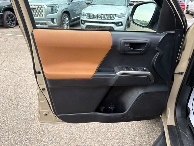 Used 2018 Toyota Tacoma SR5 AWD/4WD image 7