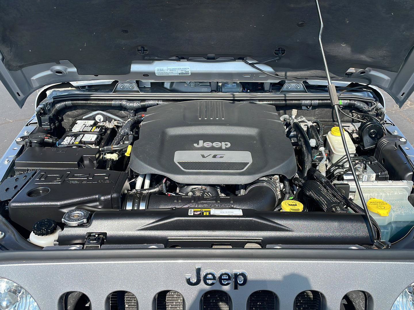 Used 2015 Jeep Wrangler Rubicon w/ Power Convenience Group AWD/4WD image 9