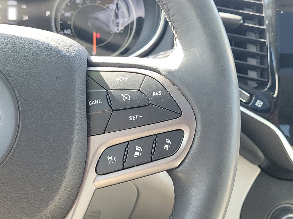 Used 2019 Jeep Cherokee Overland w/ Technology Group AWD/4WD image 26