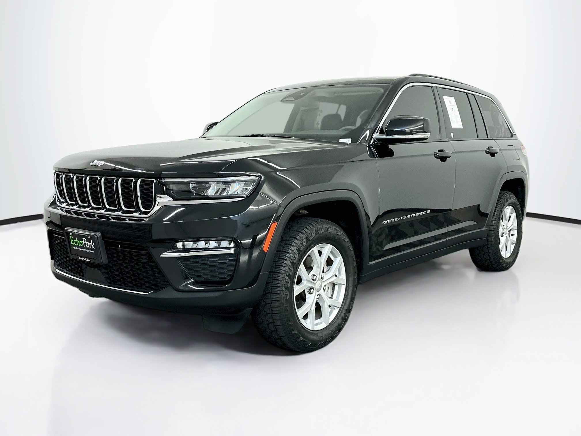 Used 2023 Jeep Grand Cherokee Limited AWD/4WD image 3