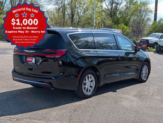 Used 2025 Chrysler Pacifica Select FWD image 5