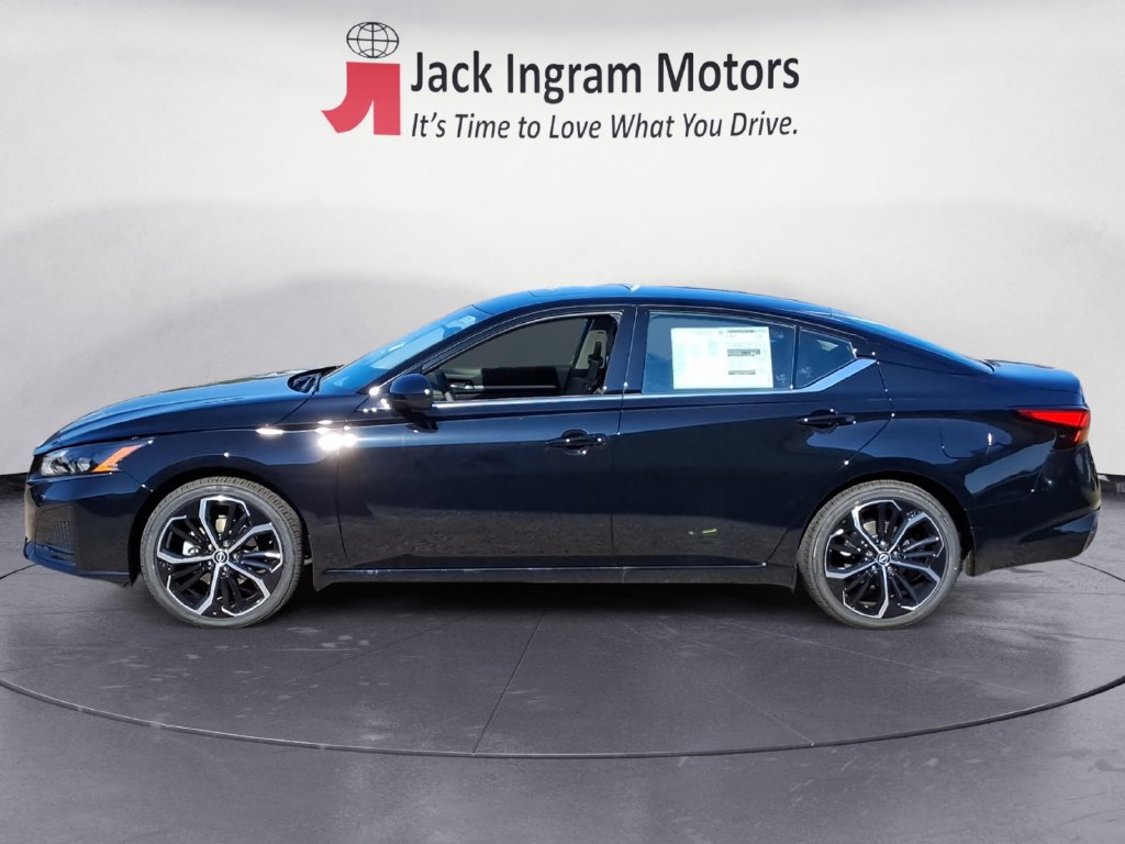Used 2025 Nissan Altima 2.5 SR w/ SR Premium Package FWD image 2
