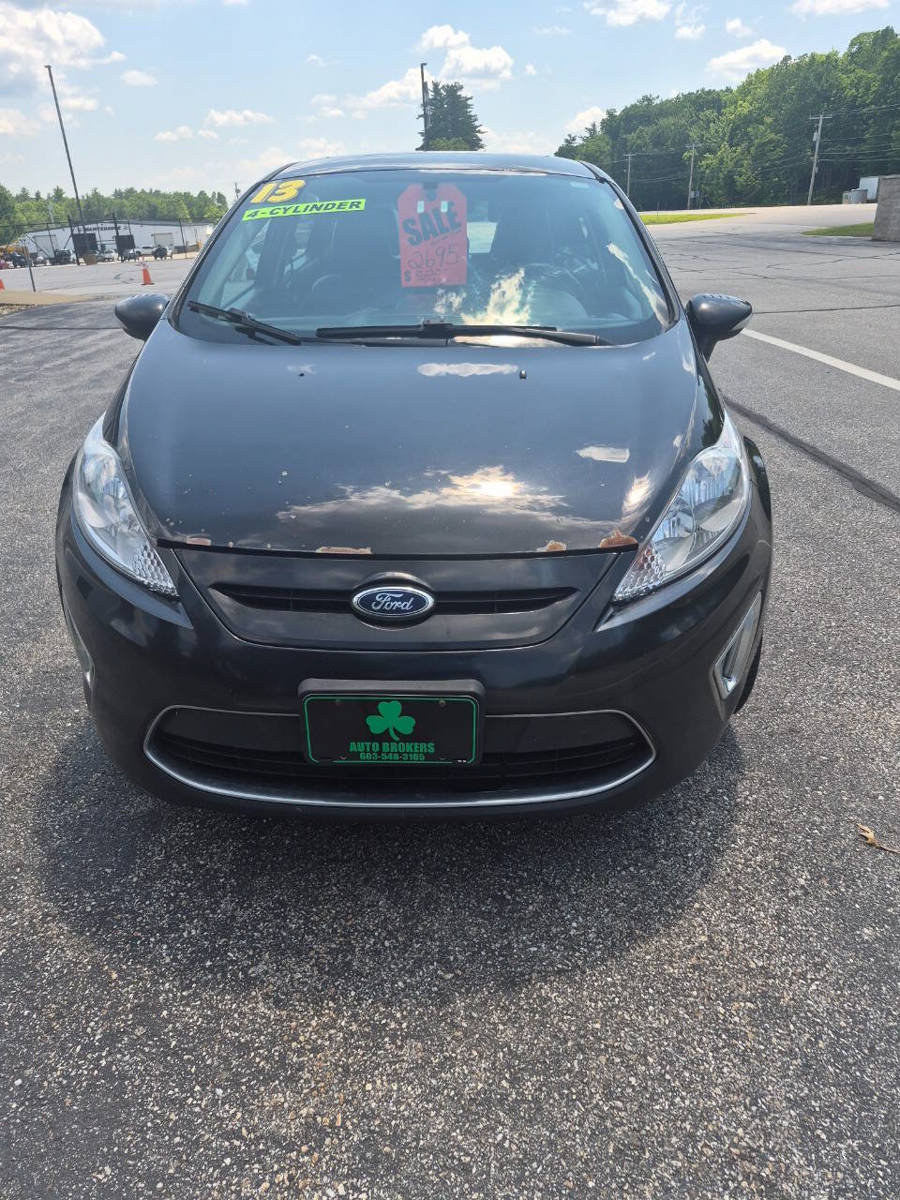 Used 2013 Ford Fiesta Titanium FWD image 2
