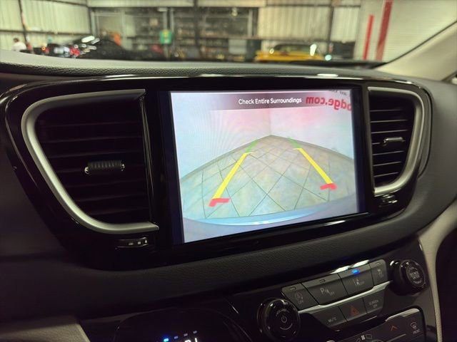 Used 2023 Chrysler Pacifica Touring-L image 25