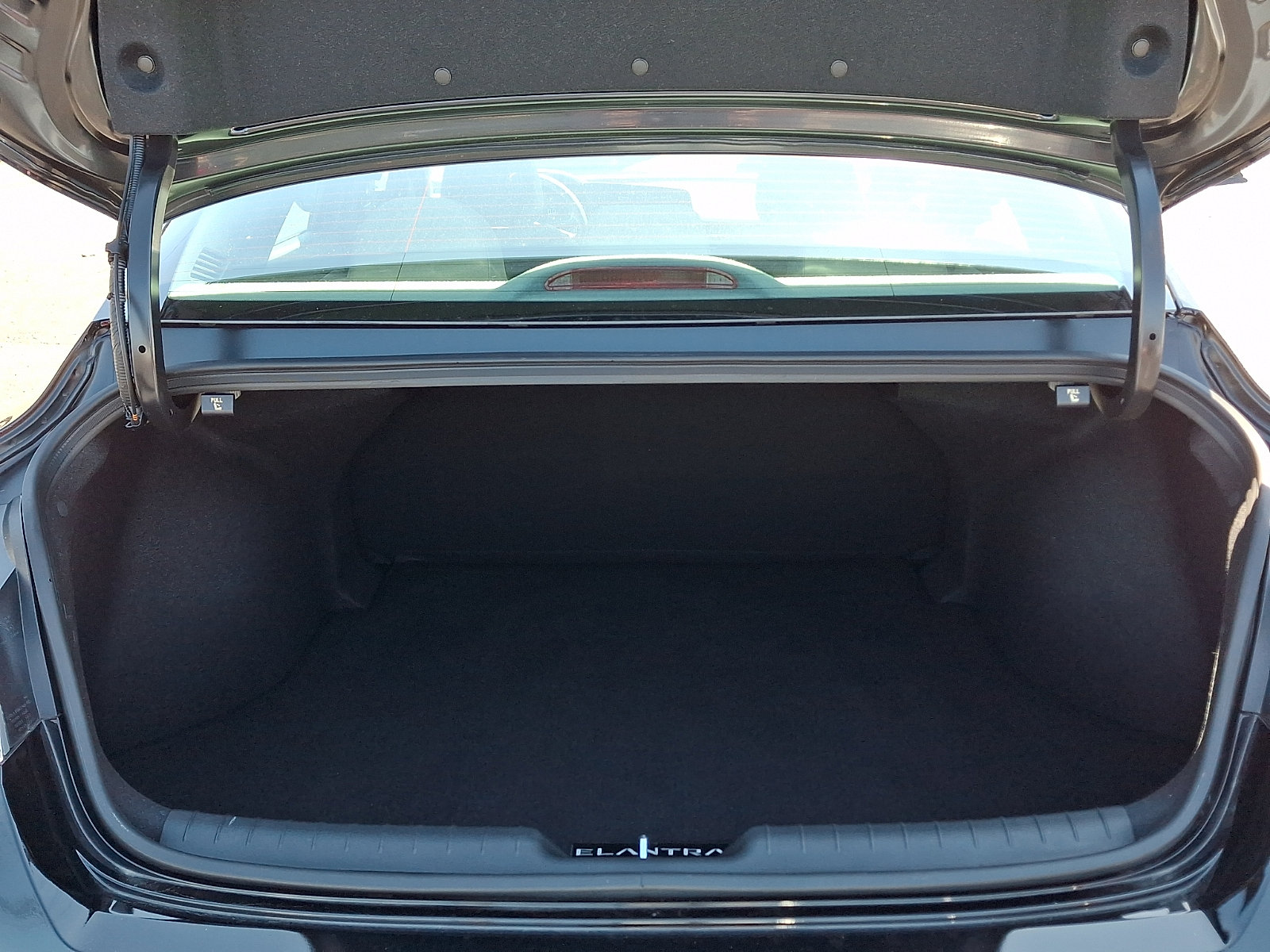 Certified 2026 Hyundai Elantra SE FWD image 28