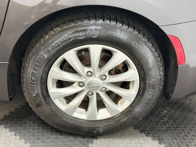 Used 2018 Chrysler Pacifica Touring-L Plus w/ Advanced Safetytec Group FWD image 14