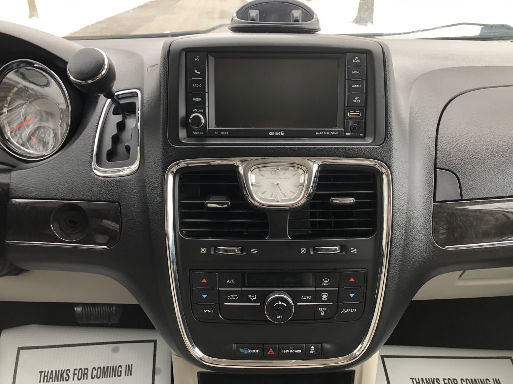 Used 2014 Chrysler Town & Country Touring image 16