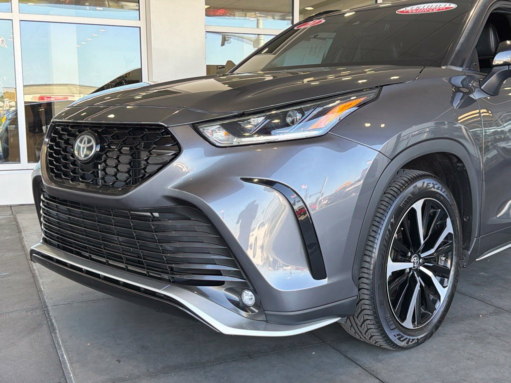 Certified 2021 Toyota Highlander XSE FWD image 3
