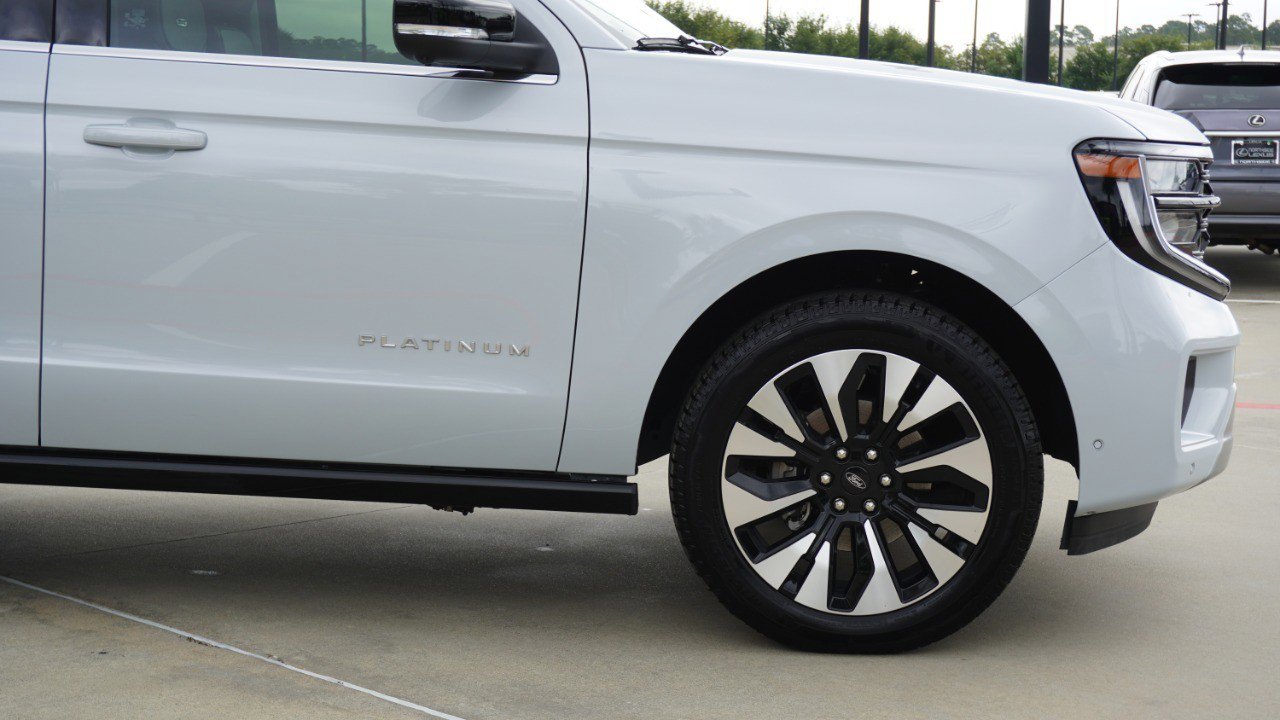 Used 2025 Ford Expedition Platinum w/ Driver's Package AWD/4WD image 10