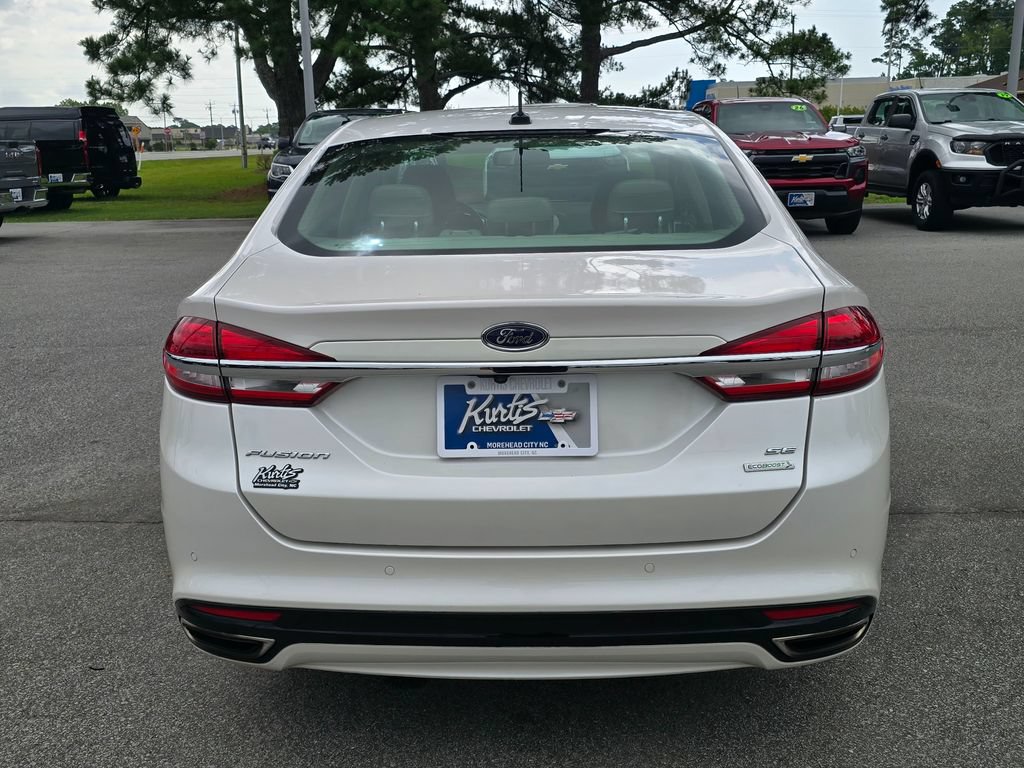 Used 2017 Ford Fusion SE w/ Fusion SE Technology Package FWD image 4
