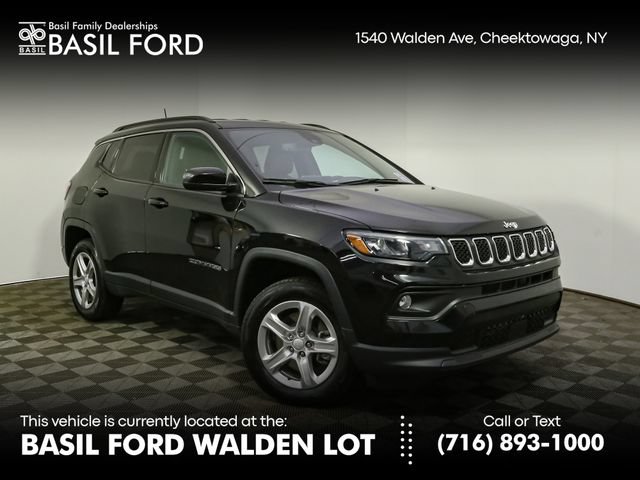 Used 2023 Jeep Compass Latitude w/ Convenience Group AWD/4WD image 1