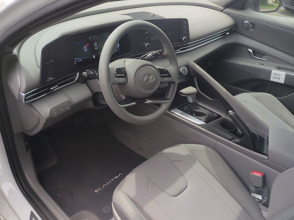 Certified 2025 Hyundai Elantra SE FWD image 12